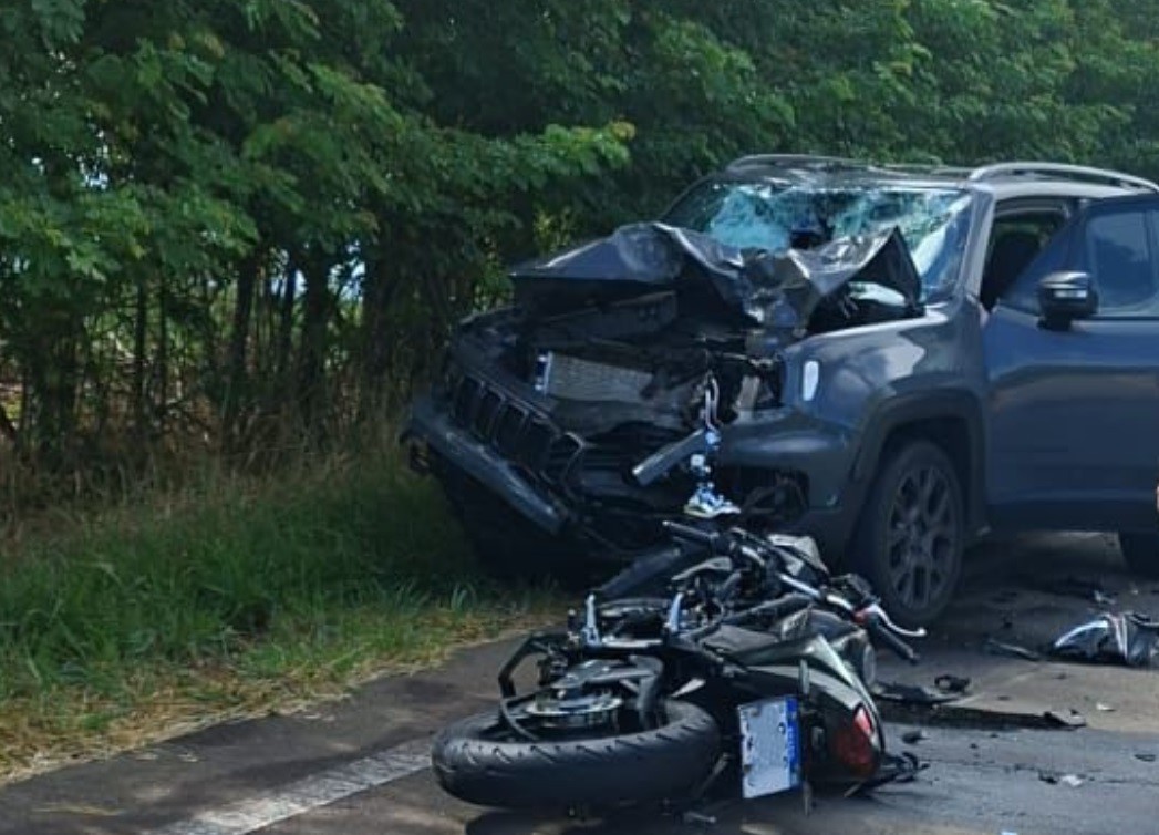 Motociclista de 20 anos morre e adolescente fica ferida após acidente em rodovia de São Pedro 