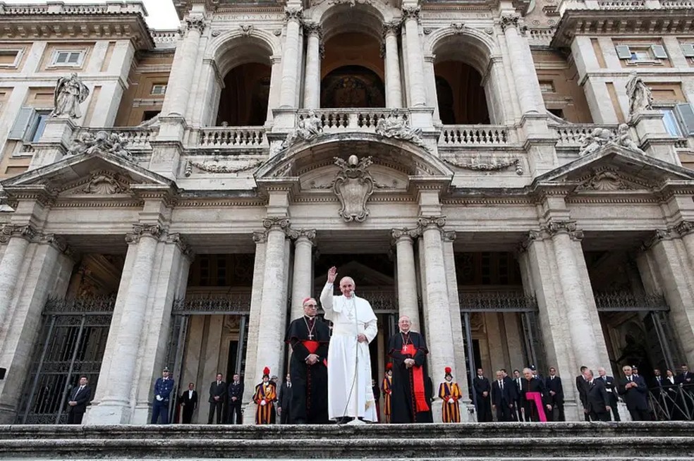 Francisco em frente à Basílica de Santa Maria Maggiore, em Roma. Ele será enterrado ali. — Foto: Getty Images via BBC