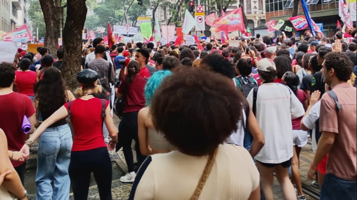 Manifestantes fazem ato no Centro do Rio em apoio a Lula no 2º turno
