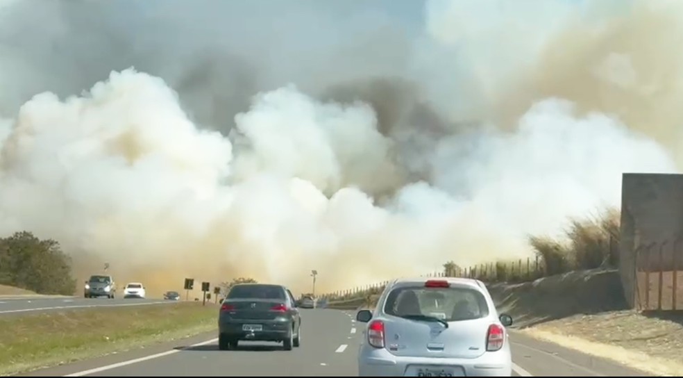 Coluna de fumaça durante incêndio às margens da rodovia — Foto: Edijan Del Santo/ EPTV