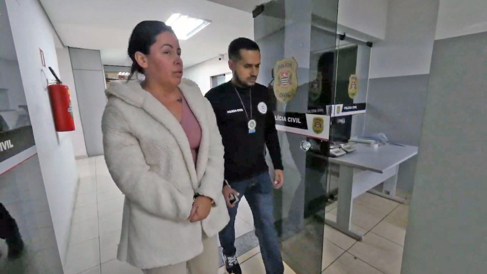 Suspeita de negociar armas e drogas para o PCC e CV é transferida para presídio em Tremembé, SP