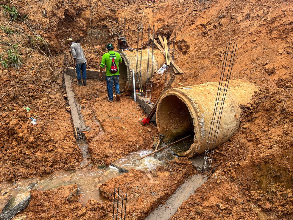 Bueiros são instalados em Brasiléia — Foto: Asscom/ Prefeitura de Brasiléia