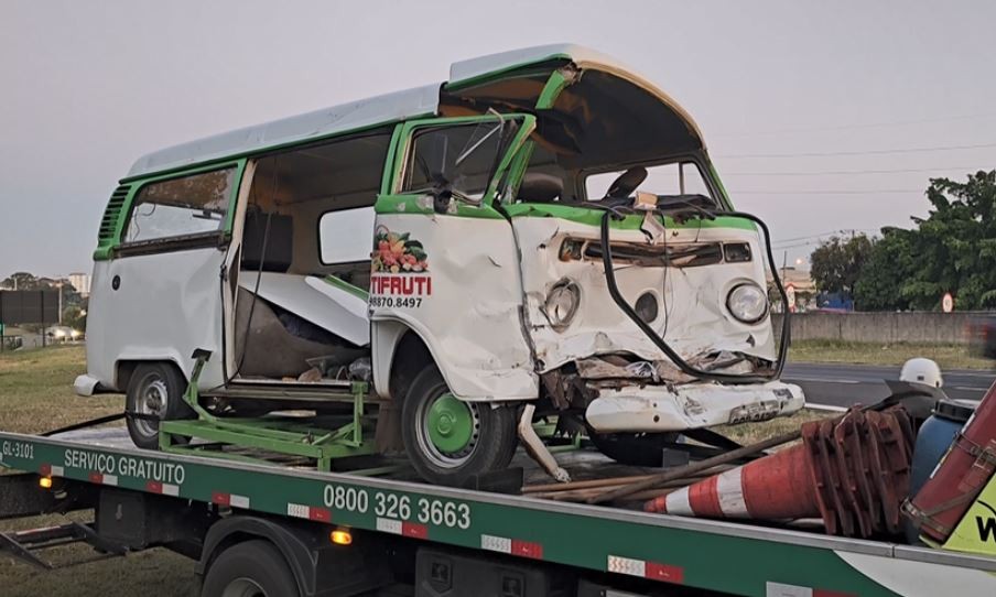 Acidente entre perua Kombi e dois carros deixa 3 feridos na Washington Luís em São Carlos