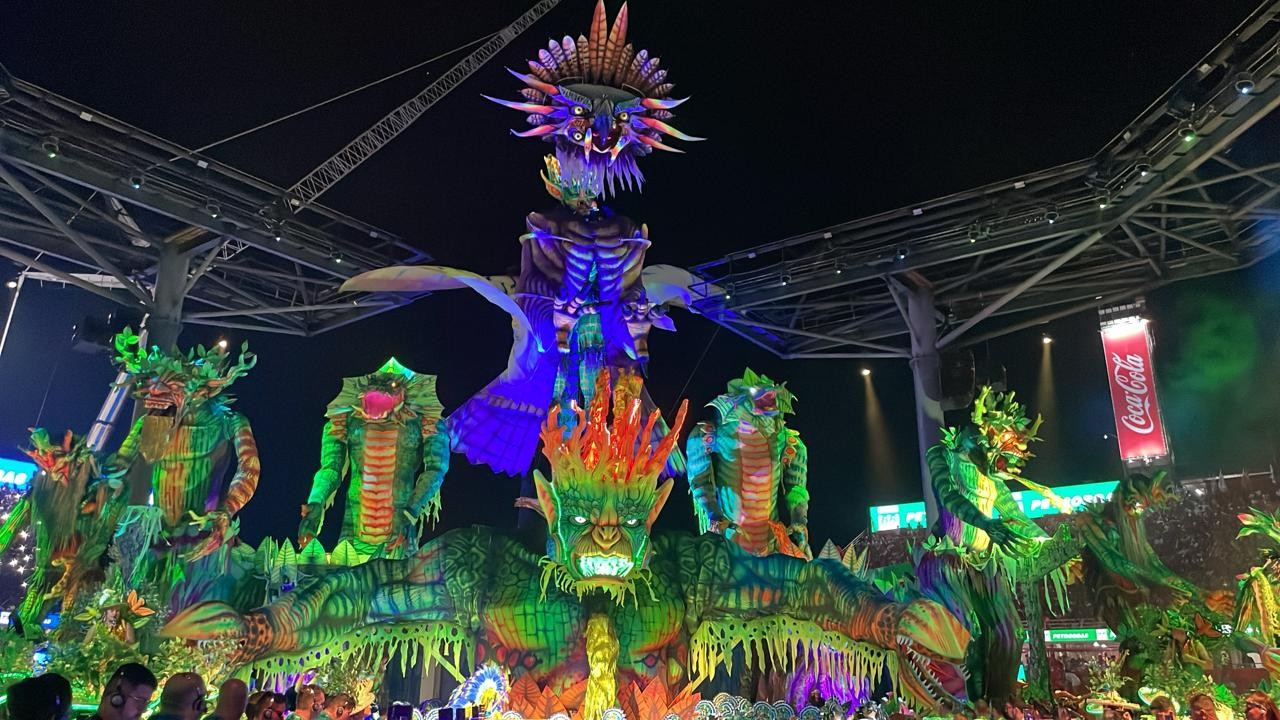 Marciele Albuquerque surge da alegoria do Curupira na segunda noite do Festival de Parintins 2026