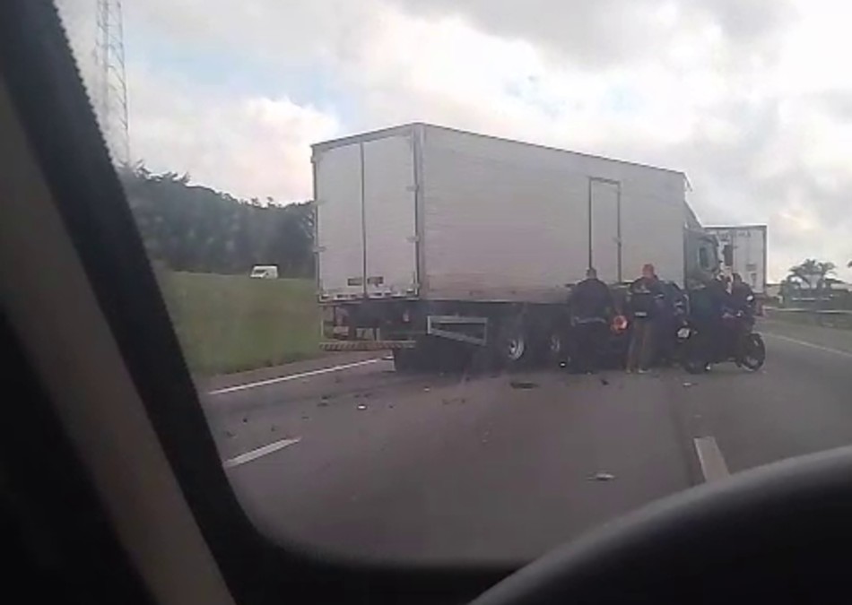 Acidente entre três veículos interdita a Rodovia Castello Branco em Itu