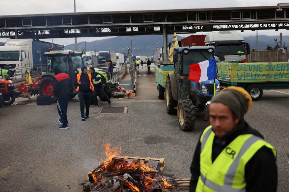 Agricultores franceses bloquearam uma estrada que liga Espanha à França. Governo espanhol é a favor do acordo com Mercosul. França se opõe. 19/11/2024 — Foto: Reuters