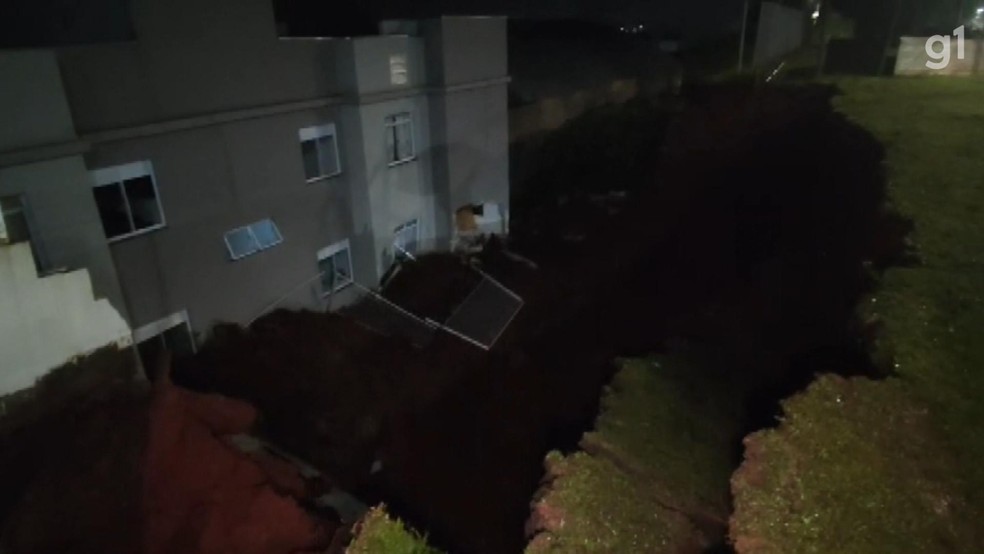 Muro de contenção desaba em condomínio do Paraná — Foto: Reprodução/RPC