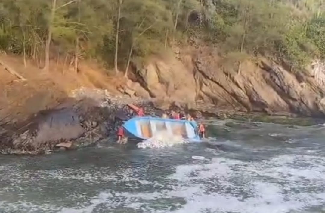 Pescador fica ferido após barco virar no canal de Ponta Negra, em Maricá 