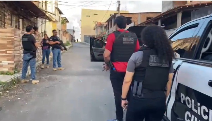 Dois homens são presos durante operação policial contra grupo suspeito de repassar armas e munições para facção em Salvador