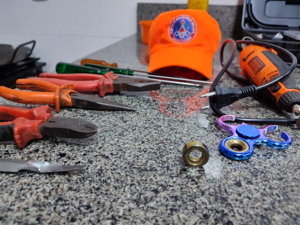 Ferramentas utilizadas em remoção de brinquedo preso em criança — Foto: Corpo de Bombeiros/Divulgação