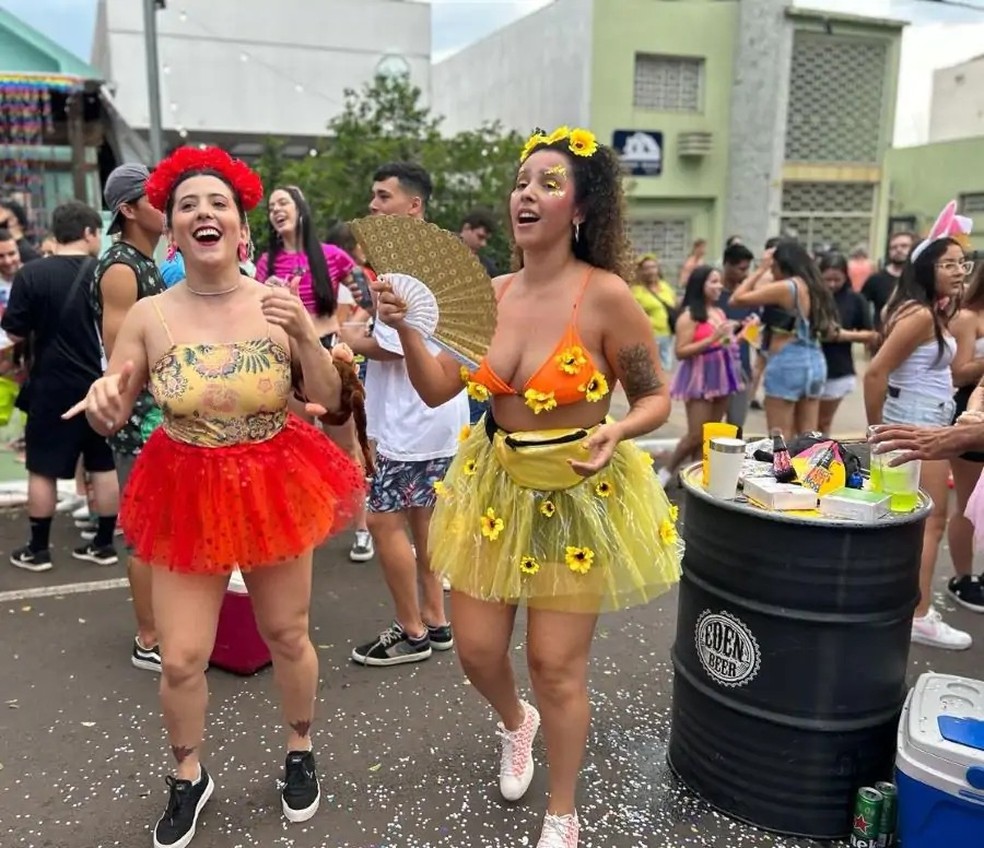 Laiz, a esquerda da imagem, curtindo muito a folia. — Foto: Renata Fontoura/ Primeira Página