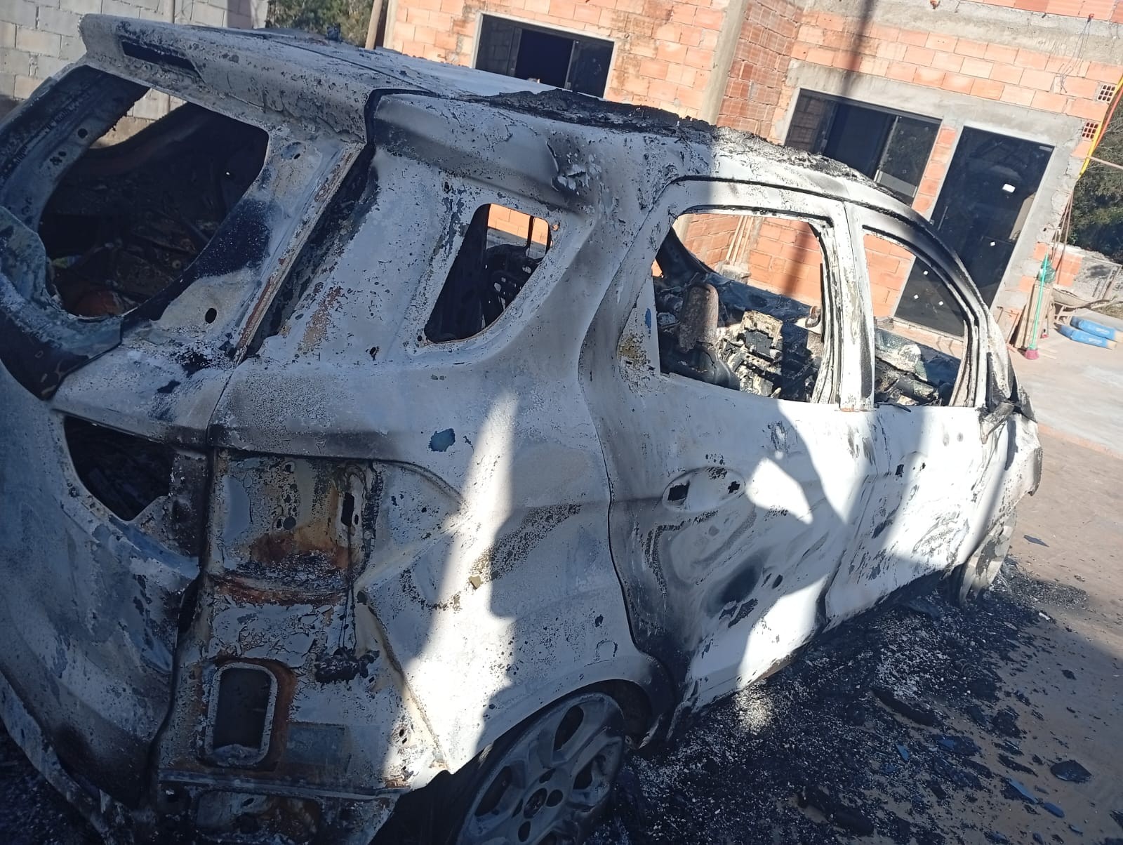 Polícia procura por homem que furtou e incendiou carro da ex em Felício dos Santos