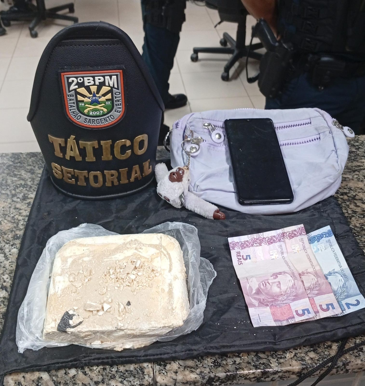 Jovem é preso com pasta base de cocaína ao sair de casa com a esposa e a filha em Boa Vista
