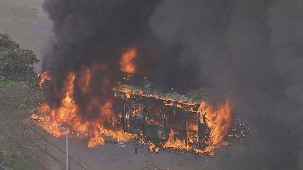 Ônibus são incendiados em dia de operação na Penha — Foto: Reprodução/TV Globo