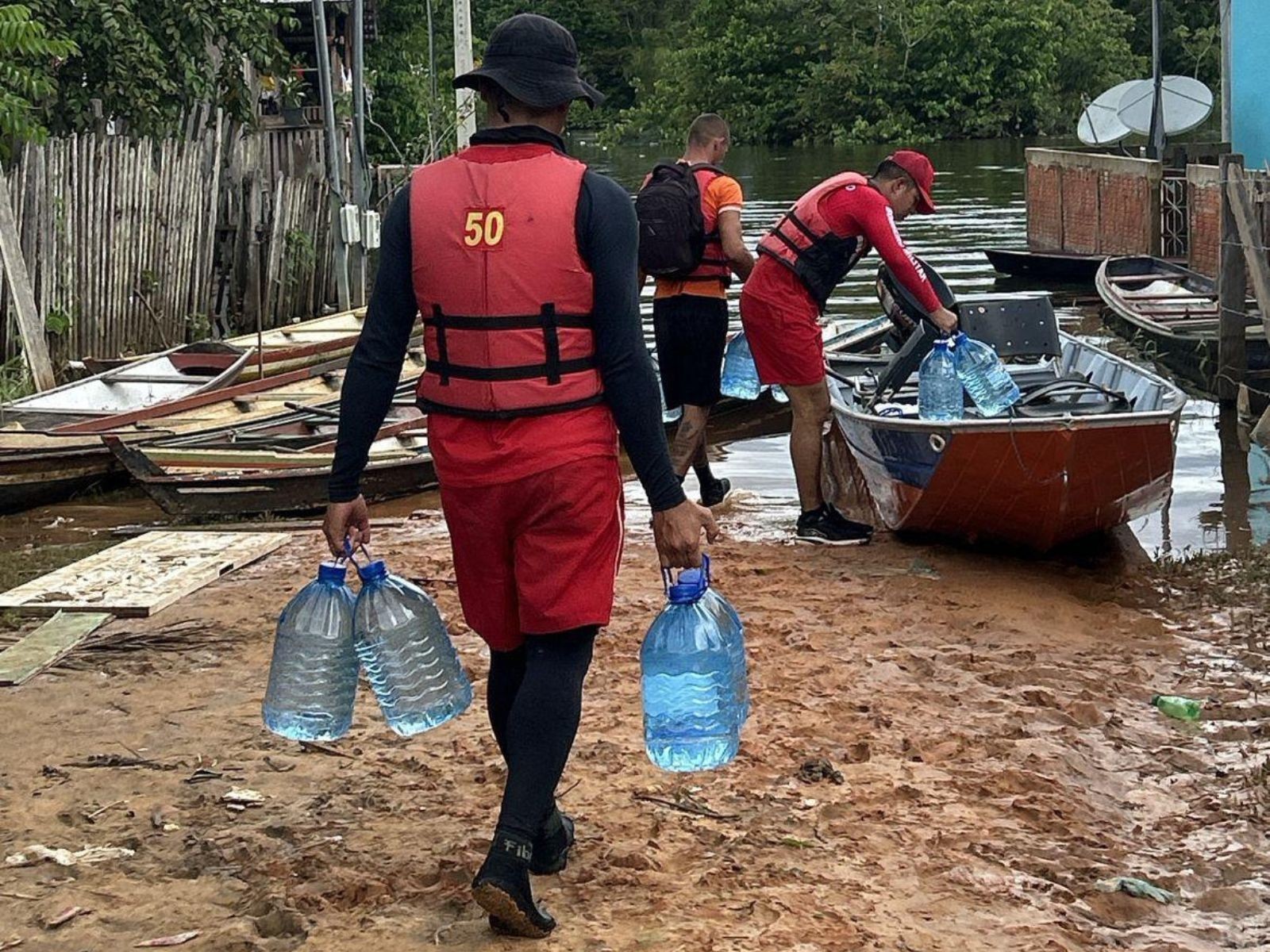 Mais de 4 mil galões de água são distribuídos para famílias afetadas pela cheia do Rio Juruá