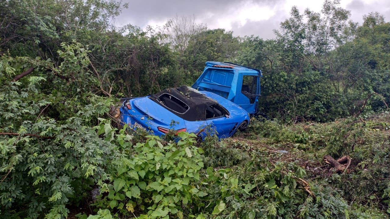 BMW que seria sorteada em rifa é danificada em acidente com caminhão-guincho no interior de Alagoas