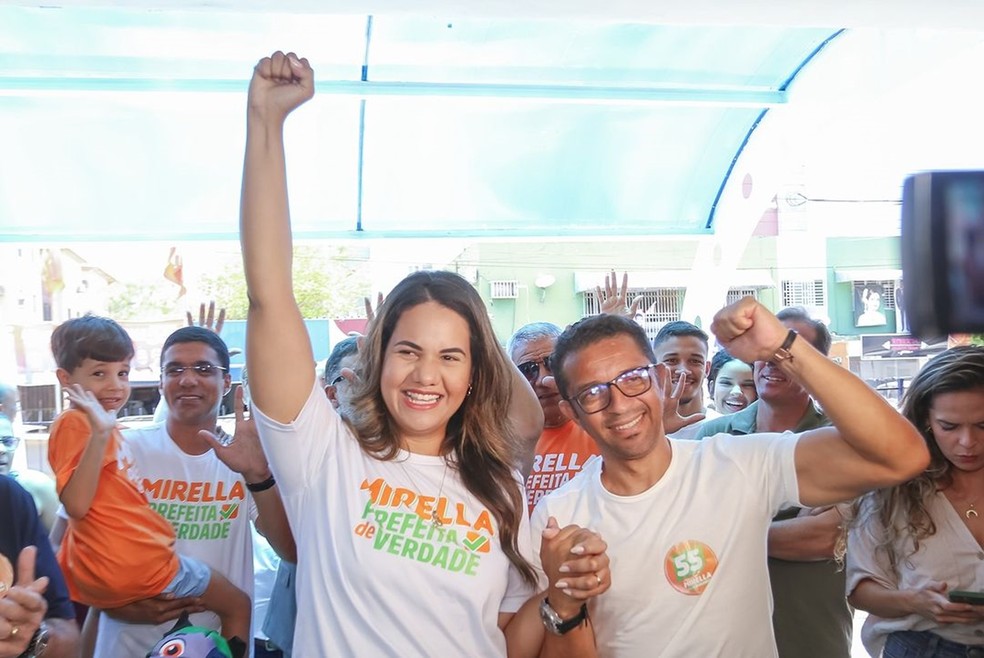 Mirella (PSD) durante votação em Olinda com o então candidato a vice Chiquinho (PSD) — Foto: Arquimedes Santos/Divulgação