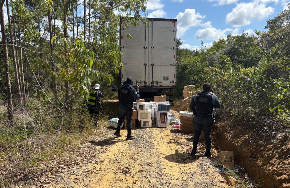 Policiais de Sergipe trocam tiros com assaltantes que roubaram carga em rodovia — Foto: BPRv