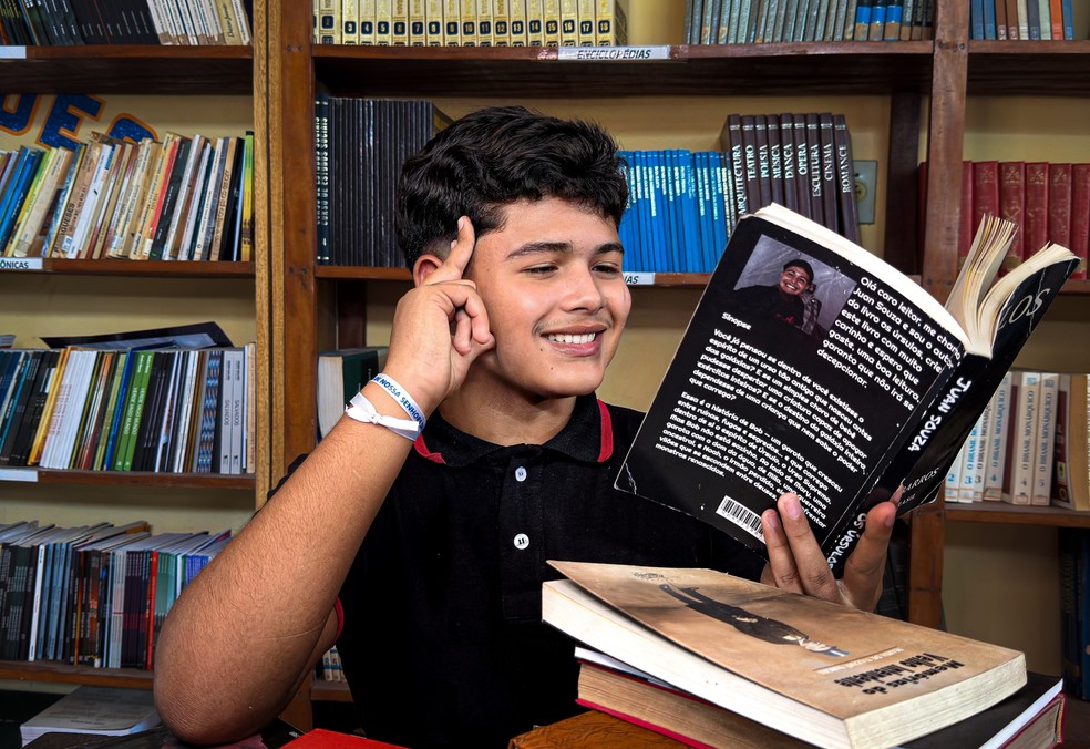Com o apoio de professoras, Juan mobilizou apoio da comunidade de Ourém, viralizou nas redes sociais e chegou a miro feira literária do Pará — Foto: Divulgação