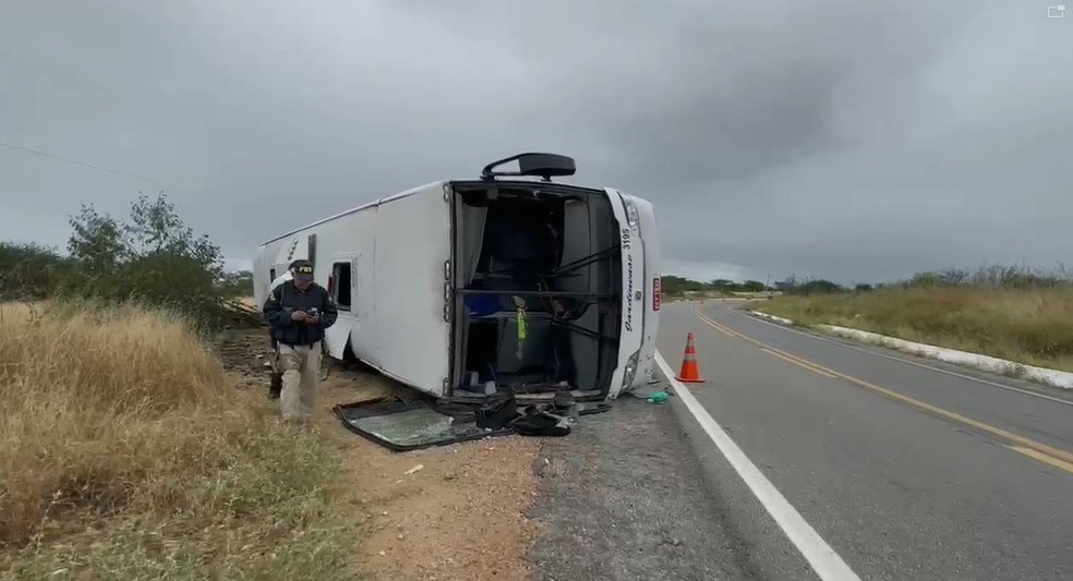 Aicidente aconeceu em uma curva em Jardim do Seridó — Foto: Cardoso Silva/Inter TV Costa Branca
