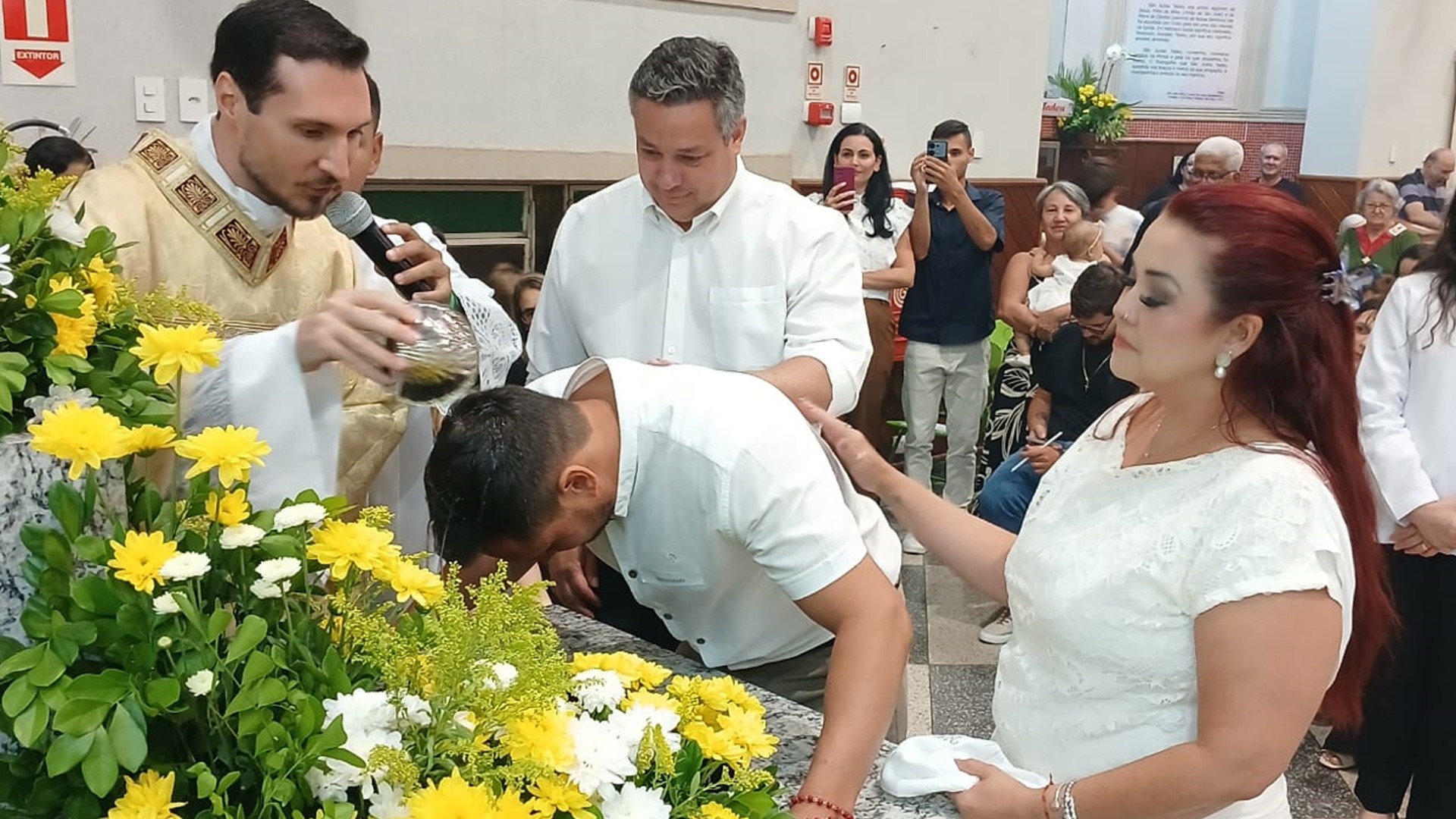 Anos após batizar filho, pai também recebe sacramento no interior de SP: 'Senti que era a hora'