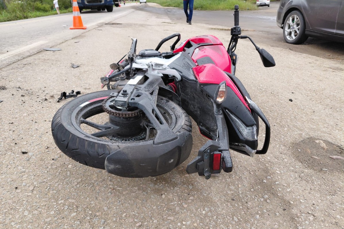 Motociclista morre após colisão envolvendo caminhão e carro na BR-104