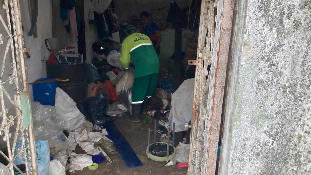 Duas toneladas de lixo são retiradas de casa de acumulador na Santa Amélia, em Maceió