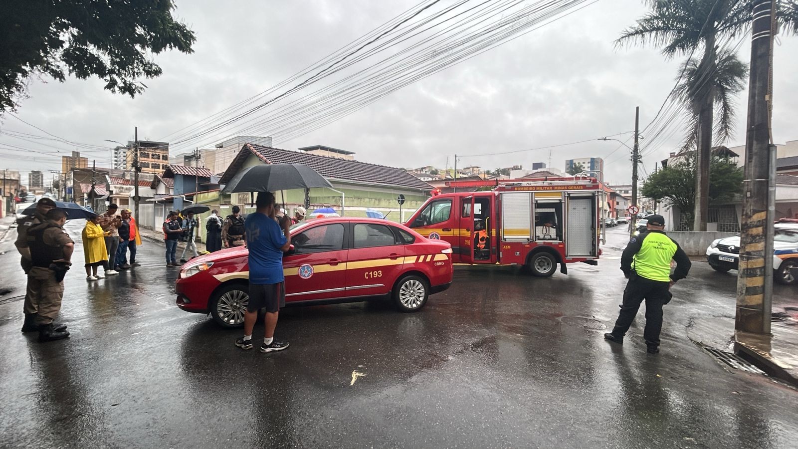 Bombeiros procuram por criança que teria caído em córrego durante chuva em Pouso Alegre, MG