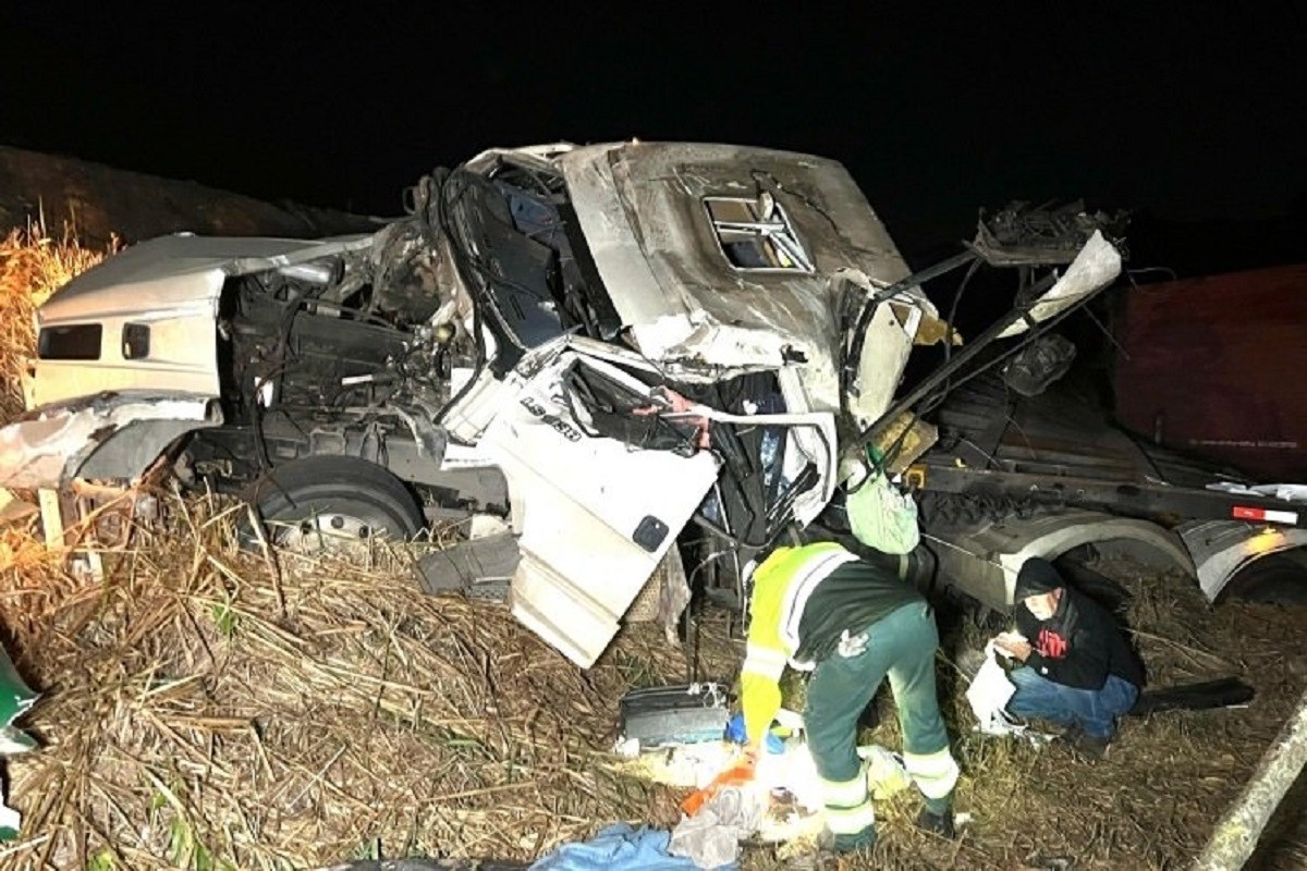 Dois homens ficam gravemente feridos após tombamento de carreta na BR-116 