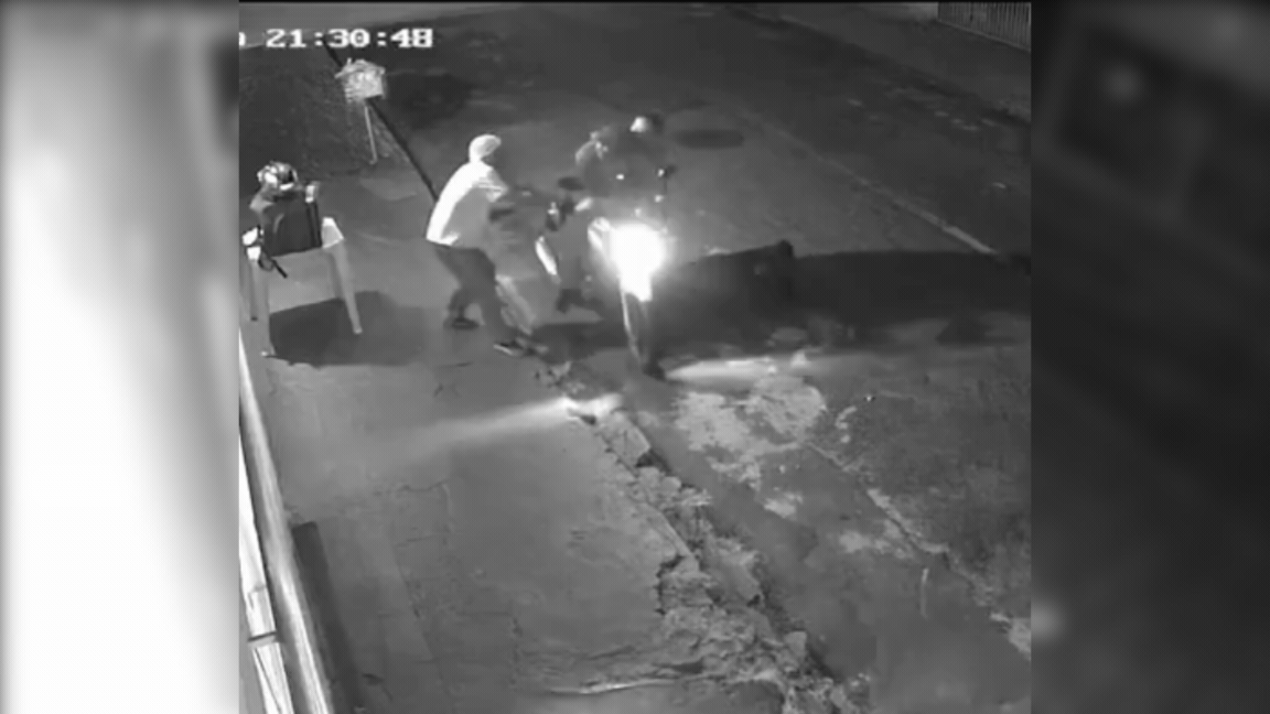 VÍDEO: Entregadora reage a assalto e segura criminoso com ajuda de testemunhas em Uberlândia