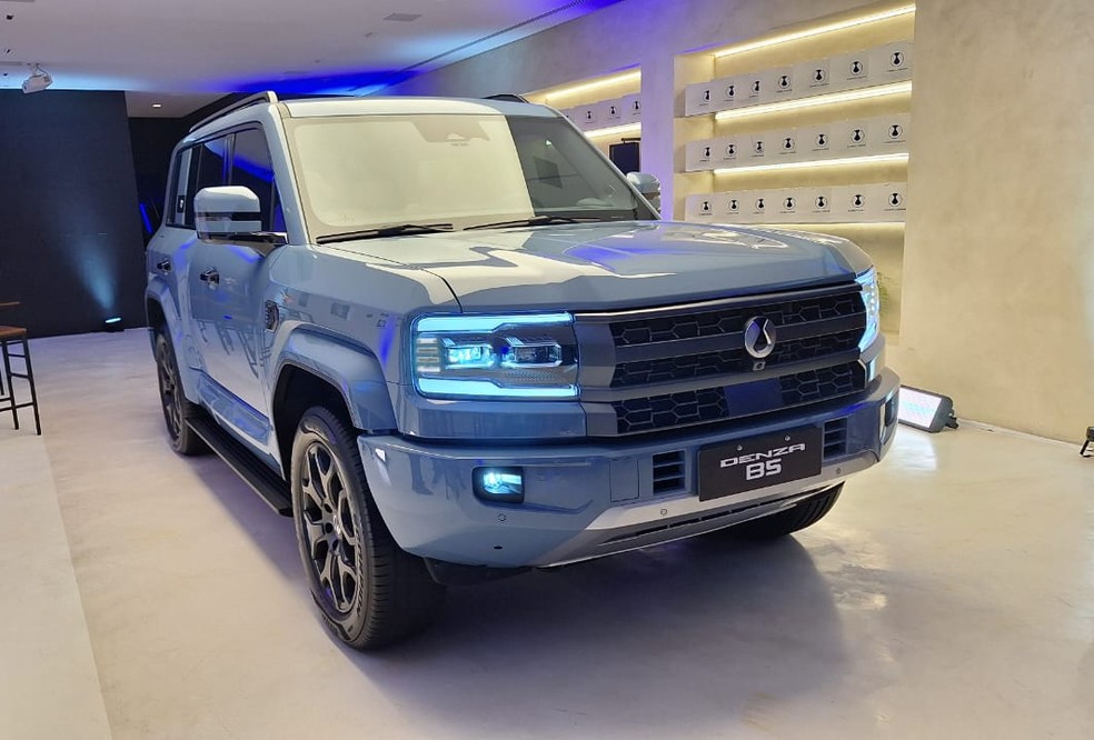 Denza B5 tem mais de duas toneladas e acelera de 0 a 100 km/h em menos de cinco segundos — Foto: Vinicius Montoia | g1