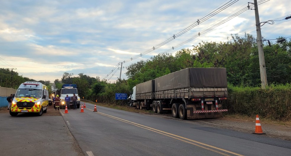 Motorista do caminhão não ficou ferido. — Foto: Kathulin Tanan/RPC Londrina