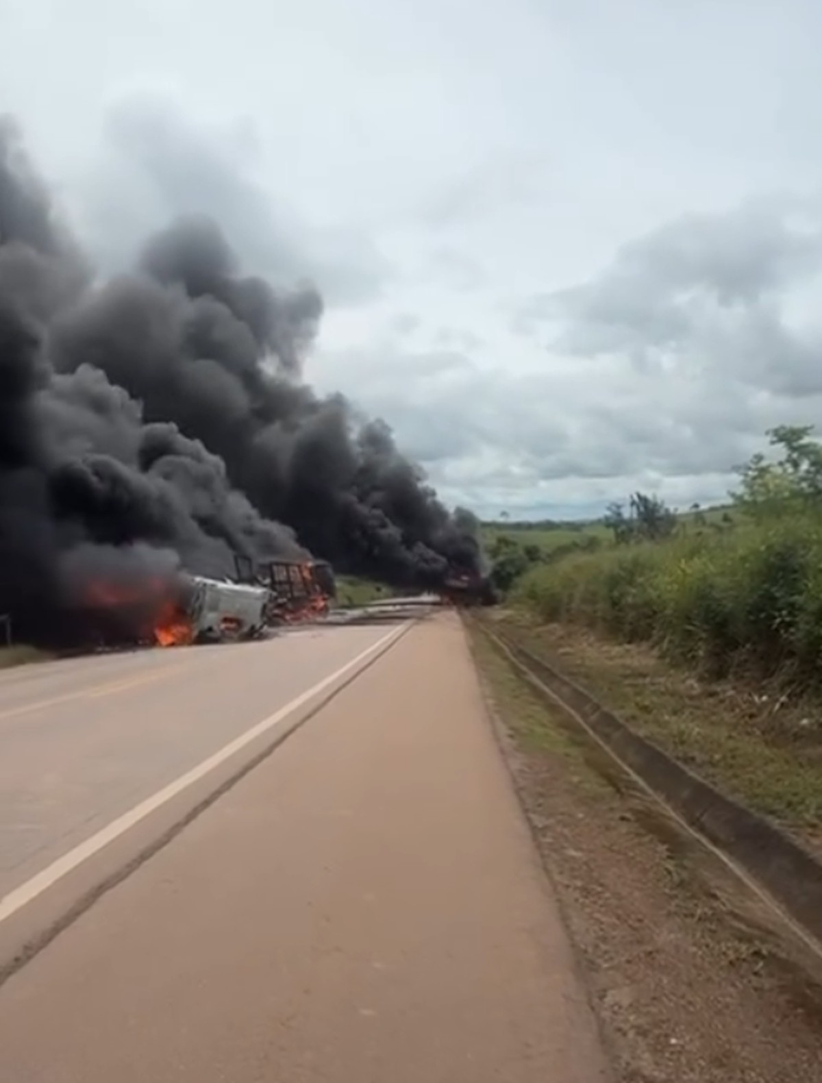 Três carretas colidem, pegam fogo e duas pessoas morrem na BR-163, no PA