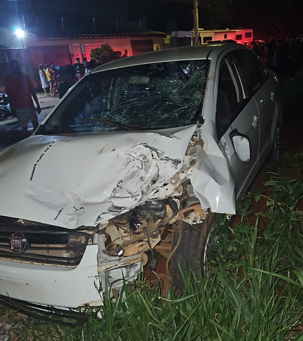 Carro ficou completamente destruído — Foto: Reprodução