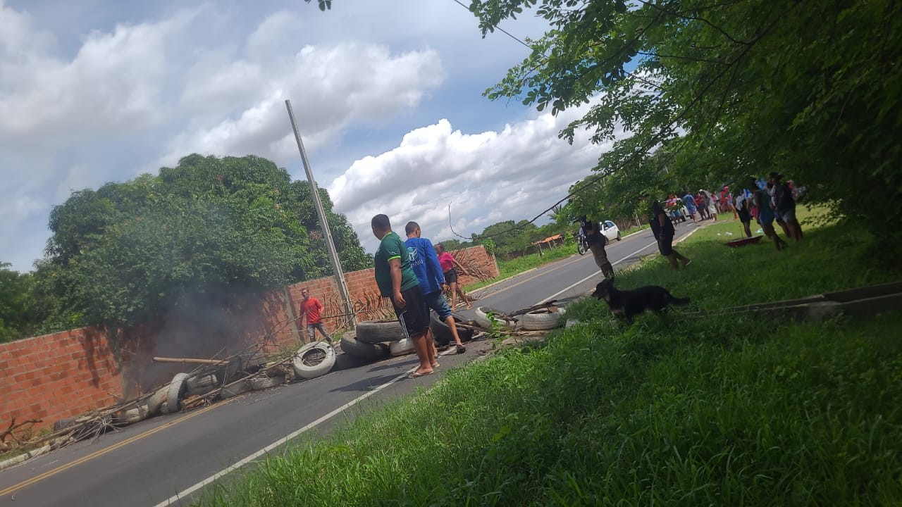 Moradores de terreno ocupado fazem manifestação após reintegração de posse e bloqueiam avenida na Zona Norte de Teresina