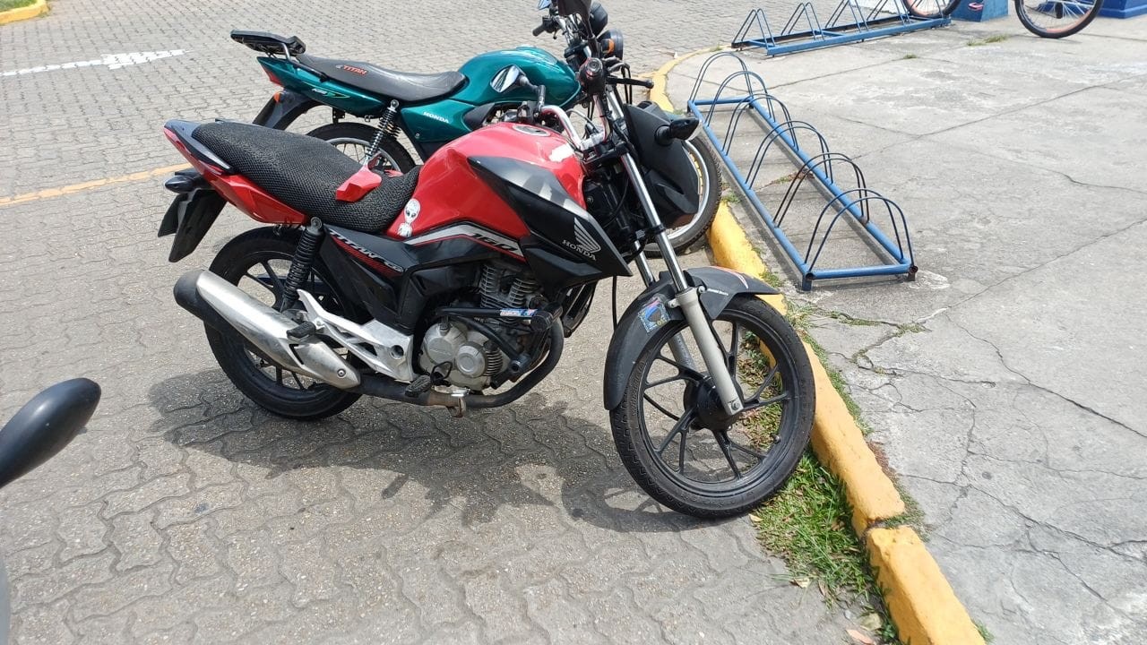 Mulher cai de moto após vestido enroscar na roda traseira na Via Dutra, em Resende