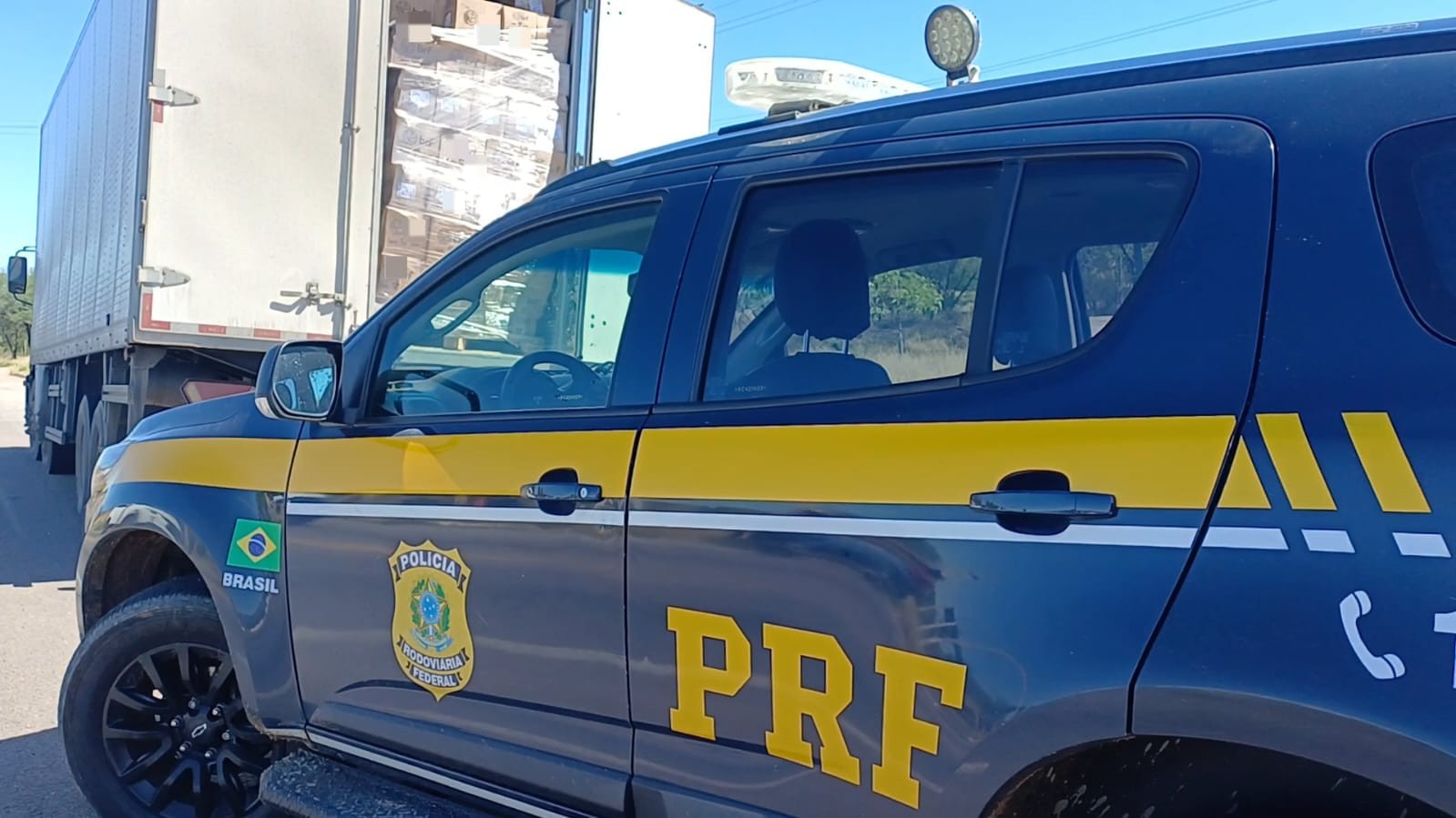 Carga de calabresa avaliada em R$ 460 mil é retida pela PRF no Sertão