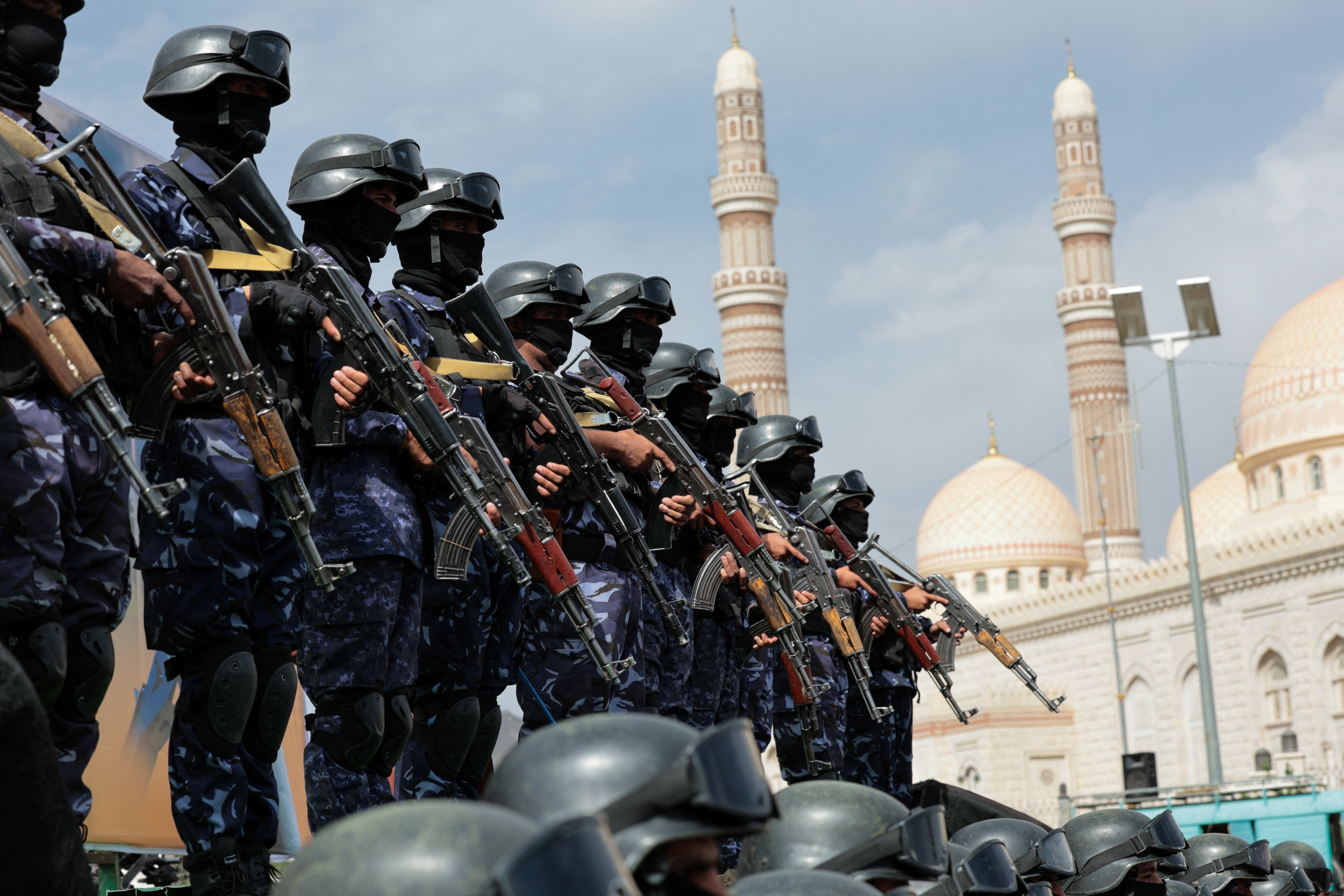 Arábia Saudita prepara ofensiva marítima e possivelmente terrestre contra houthis no Iêmen, diz jornal