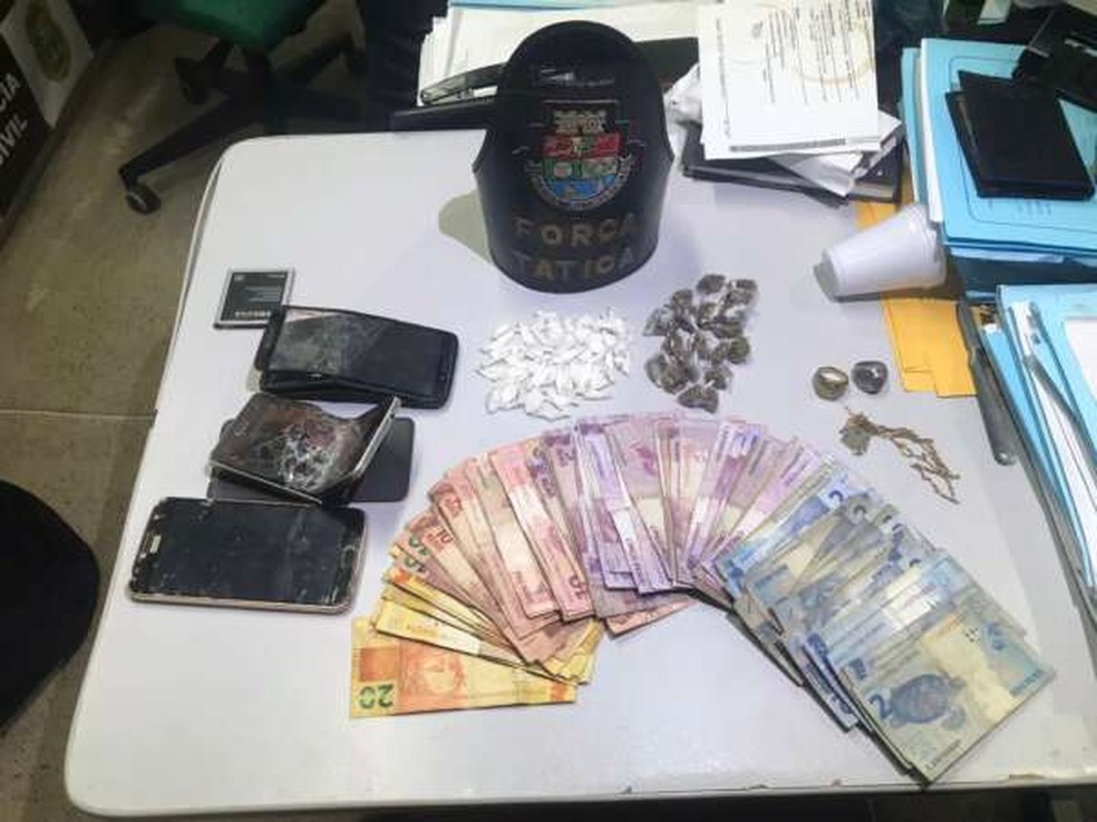 Suspeito de matar irmãos foi preso com drogas, dinheiro e aparelho celulares. — Foto: Polícia Militar/ Divulgação