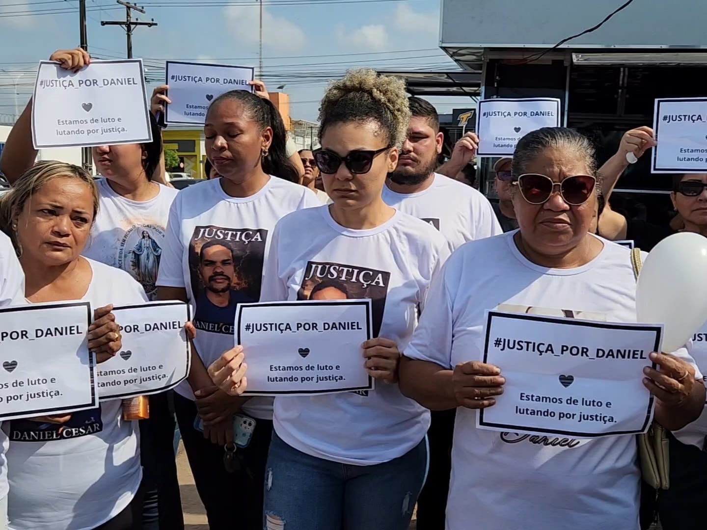 Corpo de personal trainer é sepultado em Macapá sob protestos por justiça