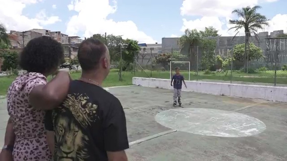 Criança baleada por bala perdida em SP recupera movimentos apesar de projétil alojado nas costas — Foto: Reprodução/TV Globo