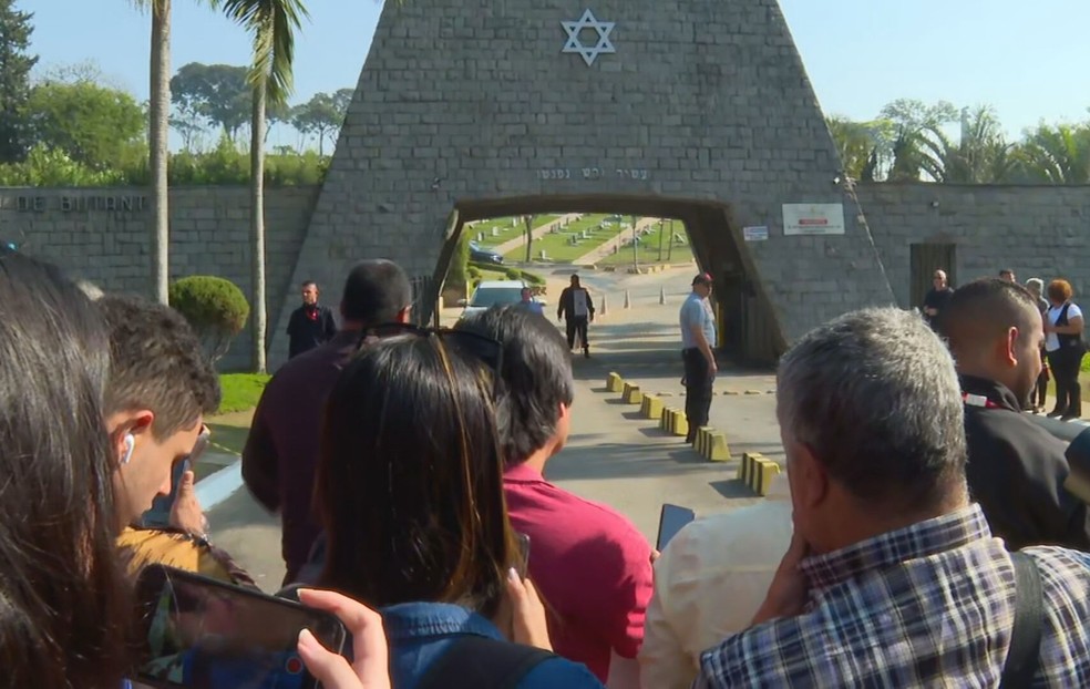 Fãs na frente do Cemitério Israelita do Butantã, Zona Oeste de SP, para homenagear Silvio Santos — Foto: TV Globo