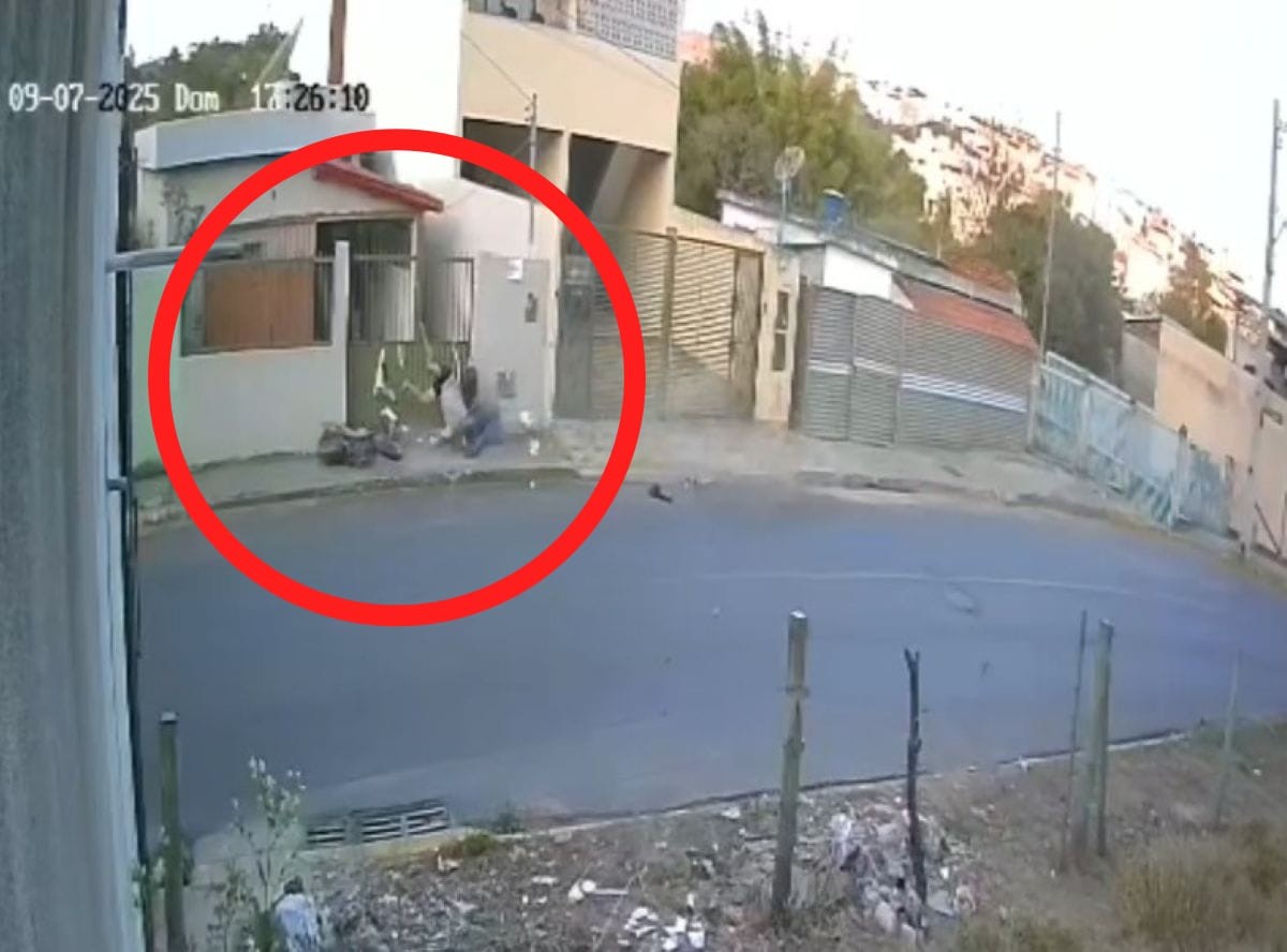 VÍDEO: Idoso sentado na calçada é atingido em cheio por motociclista após derrapar em curva