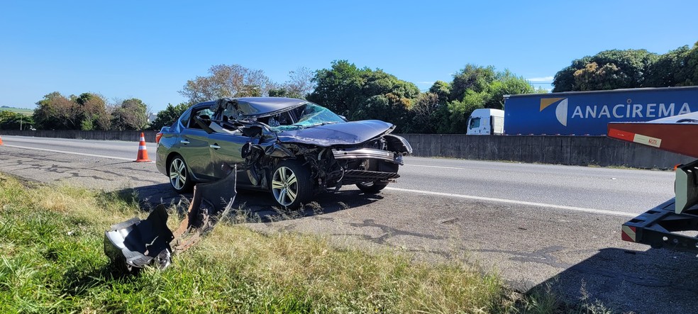 Jogador do Bragantino fica gravemente ferido após carro bater em caminhão na Anhanguera — Foto: Paula Nacasaki / Liberal