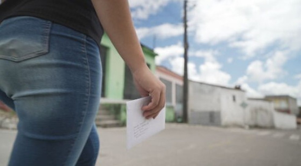 Jovem leva carta aos Correios — Foto: Reprodução/TV Globo