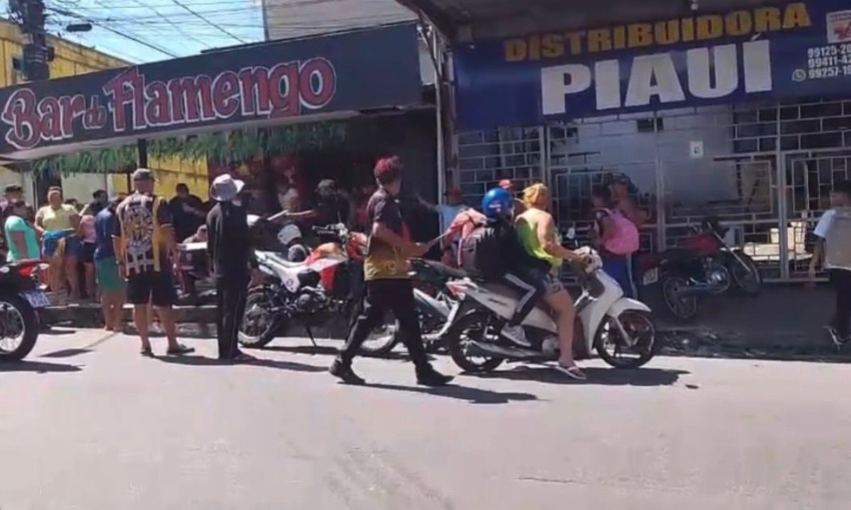 VÍDEO: Mureta de concreto desaba e atinge homem em parada de ônibus na Zona Leste de Manaus