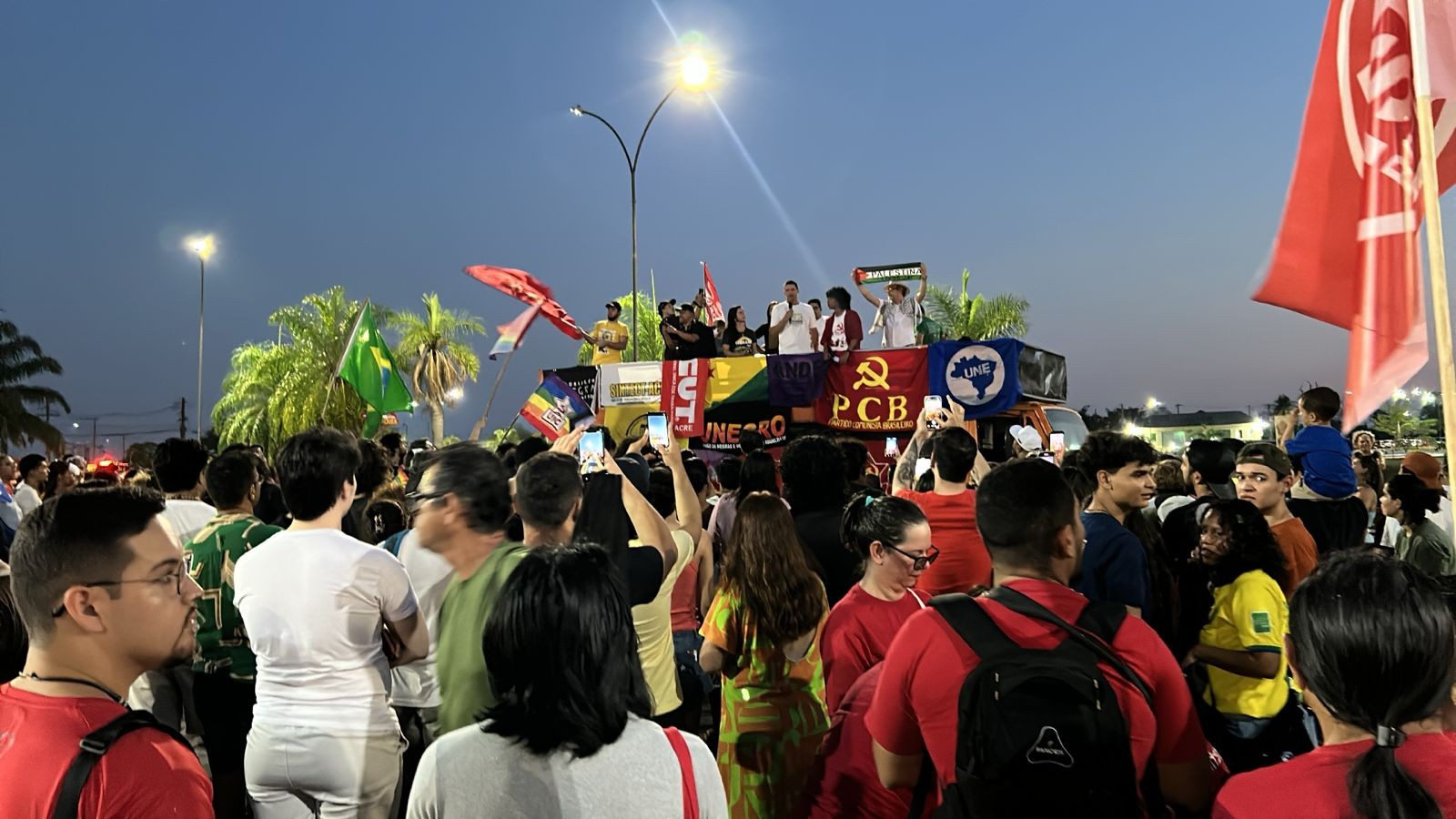 Manifestantes fazem ato contra PEC da Blindagem e PL da Anistia em Rio Branco