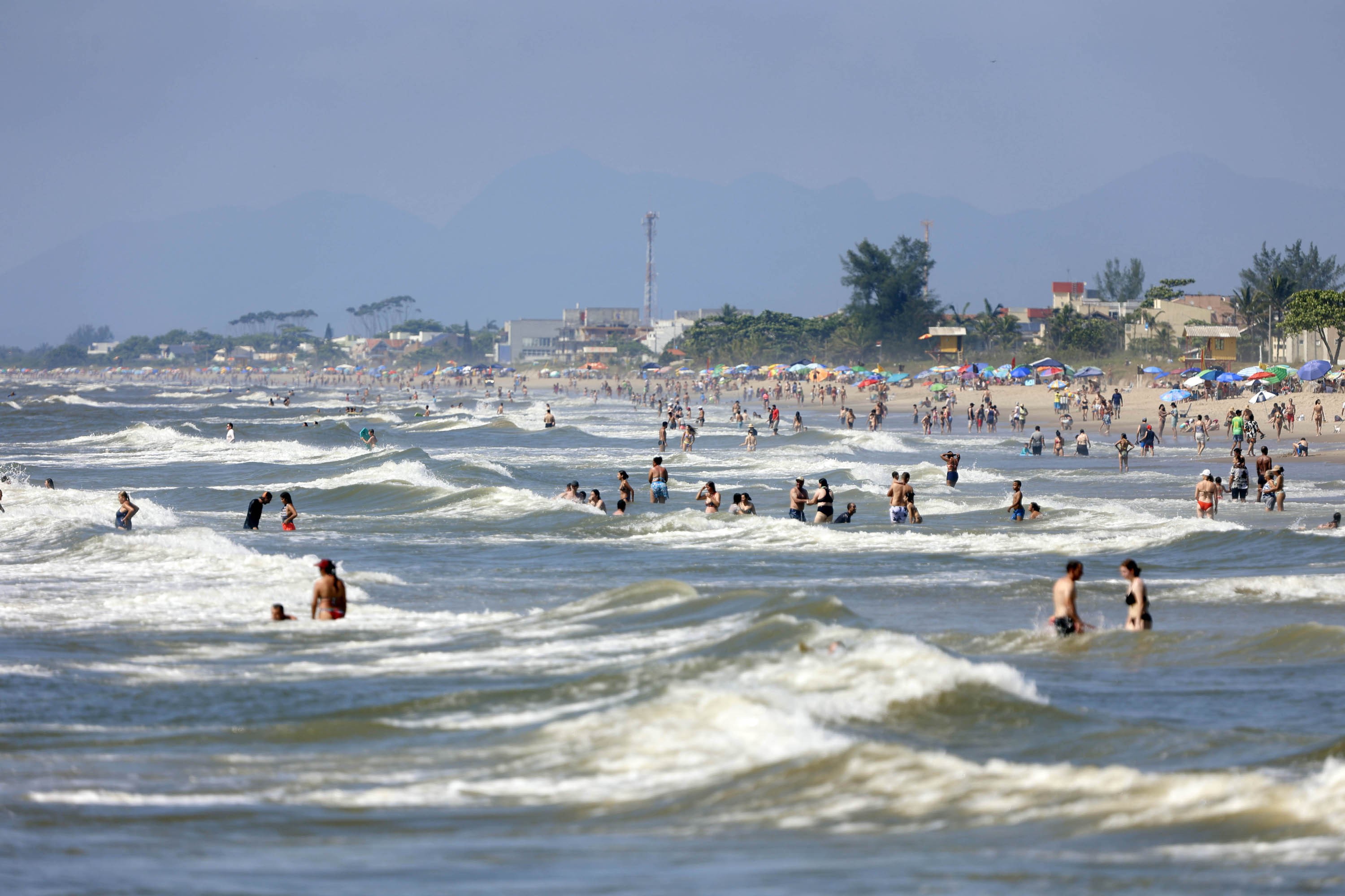 Praias do Paraná têm 17 pontos impróprios para banho, segundo boletim do IAT; saiba onde