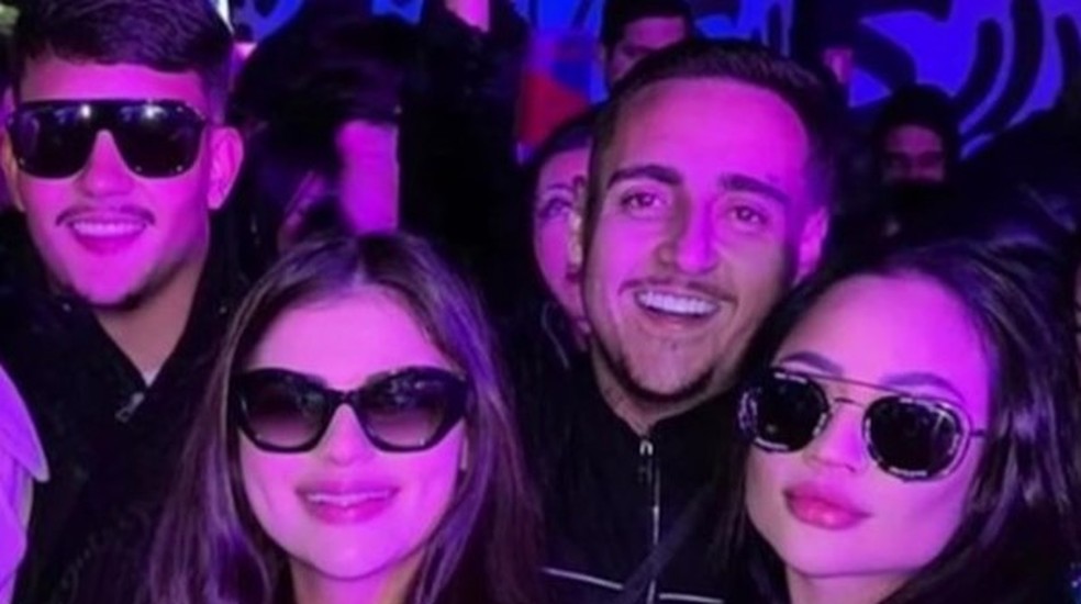 Casais (Mário e Marcelly, à esq. e Igor e Rafaela, à dir.) moravam próximos em Praia Grande (SP)  — Foto: Redes Sociais