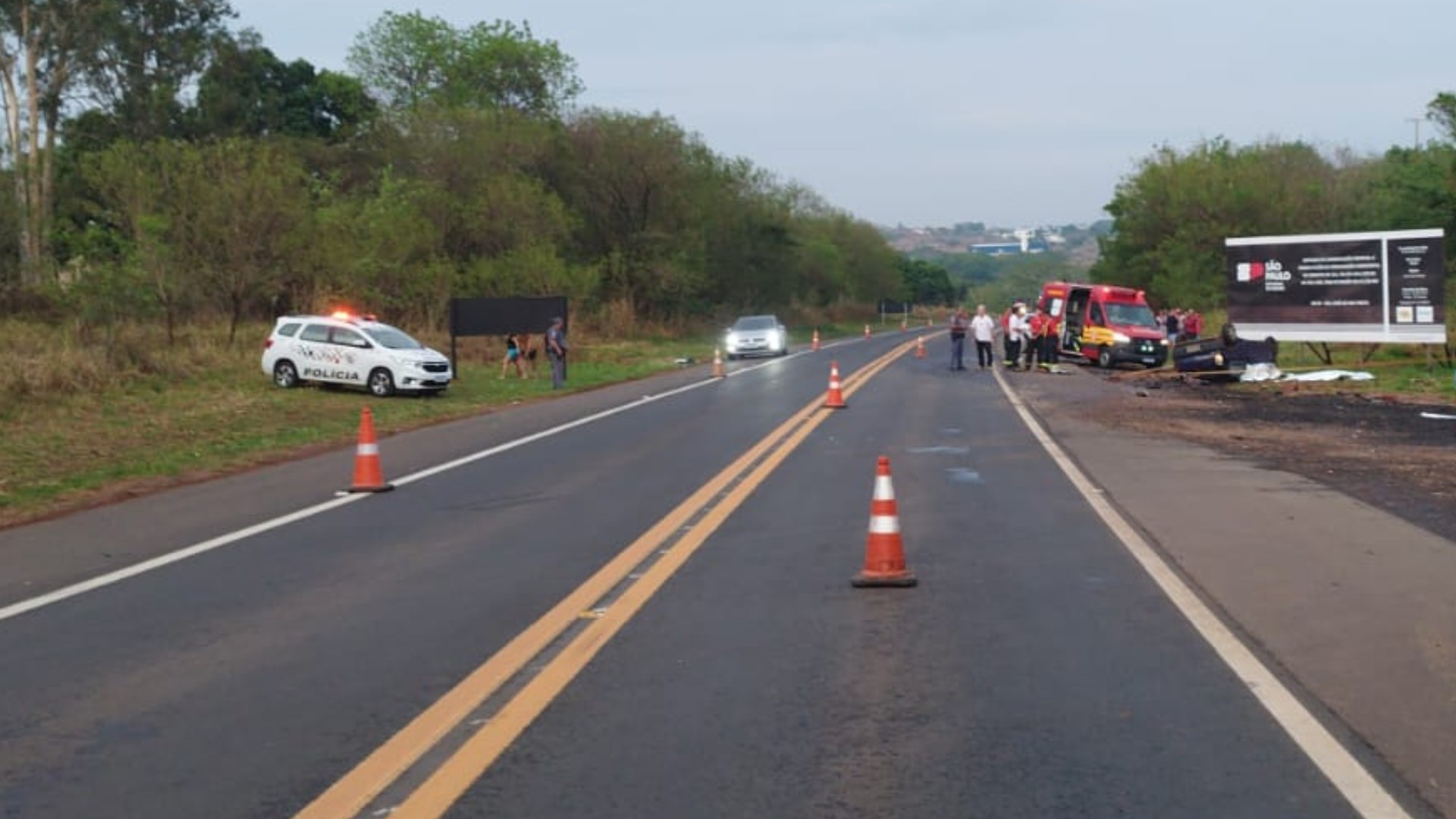 Motorista e passageiro morrem após serem atingidos por outro carro em cruzamento em rodovia de Itajobi